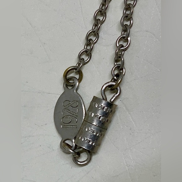 Vintage 1928 Silver Tone Hinged Lidded Locket Necklace - Picture 5 of 12